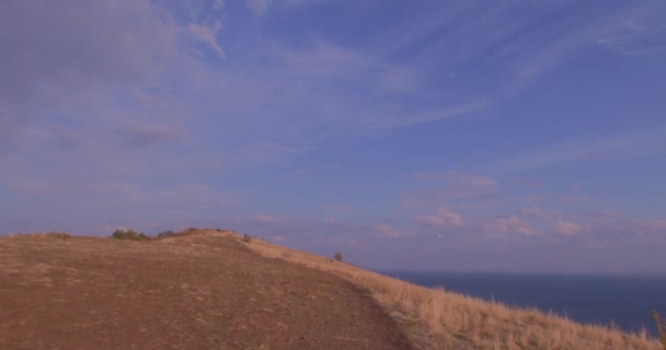 Panorama Jeziora Sevan Wśród Gór Armenii Wiejska Ścieżka Turyści Nadchodzą — Wideo stockowe