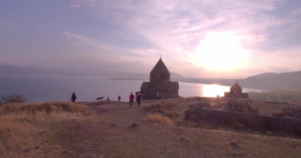 Flyger Bland Bergen Armenien Vid Sjön Sevan Den Gamla Sevanavankskyrkan — Stockvideo