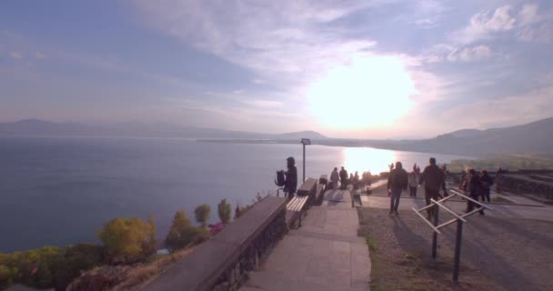 Flyger Bland Bergen Armenien Vid Sjön Sevan Den Gamla Sevanavankskyrkan — Stockvideo