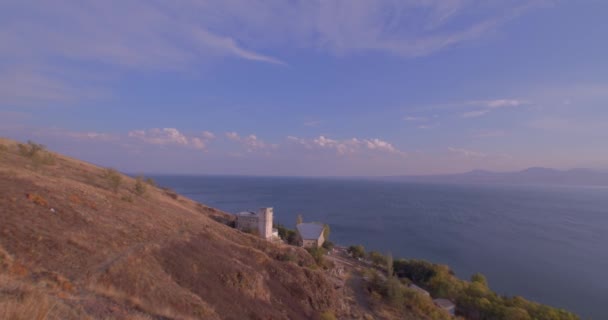 Panorama Jezera Sevan Mezi Horami Arménie Venkovská Stezka Přicházejí Turisté — Stock video