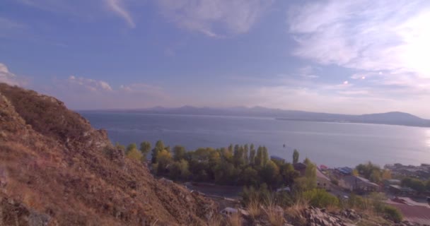 Panorama Van Het Meer Van Sevan Tussen Bergen Van Armenië — Stockvideo