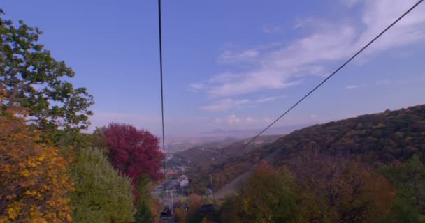 Passeio Teleférico Entre Montanhas Armênia Cabana Deserto Está Passar Árvores — Vídeo de Stock