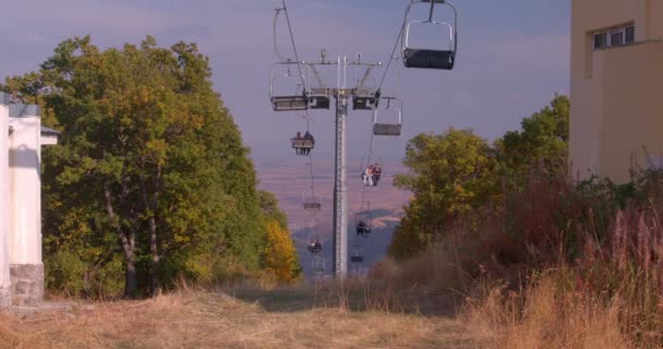 Widok Kolejkę Linową Dołu Pustynna Chatka Przejeżdża Jesienią Odległych Gór — Wideo stockowe
