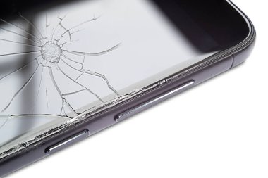 Beyaz arka planda izole edilmiş, bozuk bir ekranı olan akıllı telefonun yakın plan görüntüsü