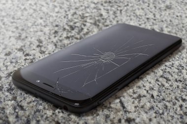Bozuk ekranlı akıllı telefonun yakın plan görüntüsü