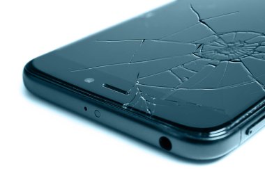 Beyaz arka planda izole edilmiş, bozuk bir ekranı olan akıllı telefonun yakın plan görüntüsü
