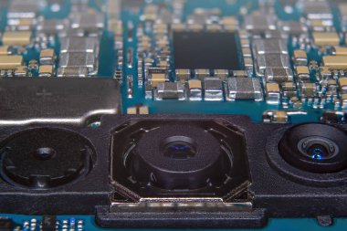 Akıllı telefonun ana panosunun ön plandaki kamera birimiyle makro görüntüsü.