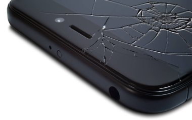 Beyaz arka planda izole edilmiş, bozuk bir ekranı olan akıllı telefonun yakın plan görüntüsü