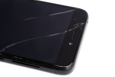 Beyaz arka planda izole edilmiş, bozuk bir ekranı olan akıllı telefonun yakın plan görüntüsü