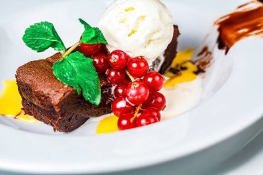 Kremalı vanilyalı dondurma üzerine soğuk, sağlıklı bir tabak tatlı mükemmel bir dondurulmuş tatlıdır..