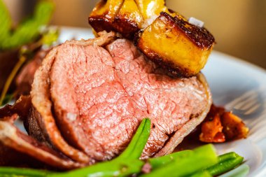 Bir tabakta servis edilen leziz bir biftek, domuz eti ve sebze yemeği. Sağlıklı yemek için mükemmel.!