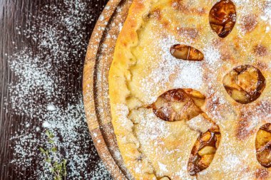 Taze pişmiş elmalı turta, her durum için klasik bir tatlı tabağı. Taze meyve aromalı tatlı ve lezzetli..