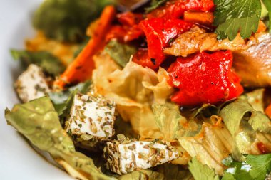 Taze meyve, sebze ve biftekten oluşan sağlıklı bir yemek tabakta salata ile sağlıklı bir kombinasyon..