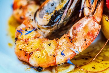 Midye ve karideslerden oluşan sağlıklı ve taze bir deniz ürünleri tabağı. Her yemek için mükemmel..