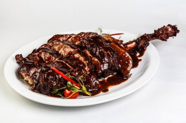 Bir tabak sağlıklı ızgara et ve sebze, lezzetli bir akşam yemeği için beyaz bir tabakta..