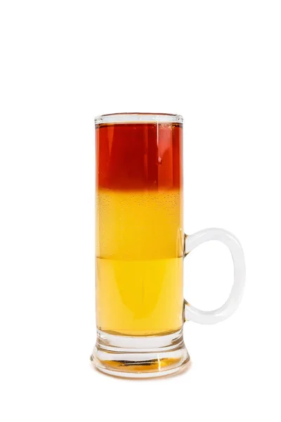 Coquetel Alto Três Camadas Copo Cerveja Destaca Contra Fundo Branco — Fotografia de Stock