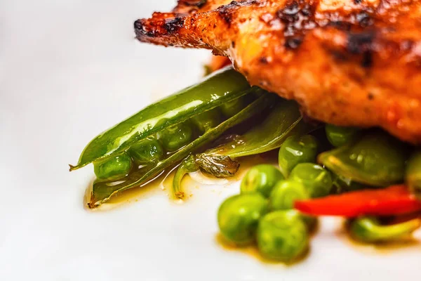 Блюдо Жареной Курицы Спаржи Зеленого Горошка Других Овощей Идеальный Баланс — стоковое фото