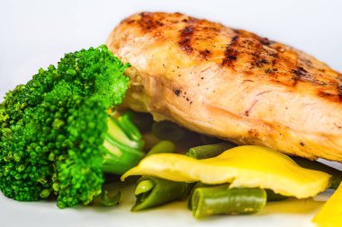 Sağlıklı ve lezzetli bir yemek. Kızarmış sebzeler, ızgara beyaz et tavuk, balık, brokoli ve taze hissetmek için yeşil fasulye..