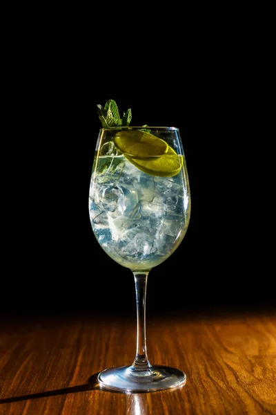 Ein Erfrischender Cocktail Aus Zitrusfrüchten Und Destillierten Getränken Serviert Einem — Stockfoto