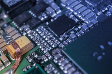 Pasif ve aktif devre bileşenleri olan elektronik devre kartı ve IC yakın çekim