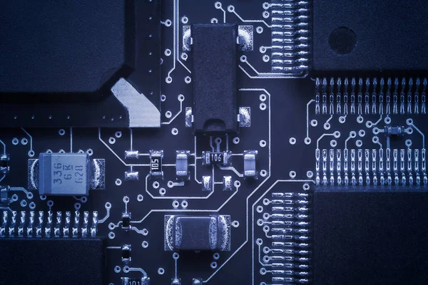 プロセッサ 集積回路 および他の多くの表面実装されたパッシブ電気部品とプリント回路基板の閉鎖 — ストック写真