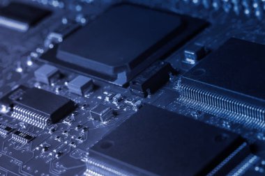 Yazdırılmış devre tahtasını işlemci, entegre devreler ve diğer pek çok yüzeye bağlı pasif elektrik bileşenleri ile kapat.