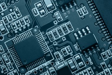 Yazdırılmış devre tahtasını işlemci, entegre devreler ve diğer pek çok yüzeye bağlı pasif elektrik bileşenleri ile kapat.