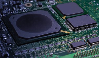 Bilgisayar donanımı ve elektronik endüstrisinin karmaşıklığını gösteren karmaşık devre kartı.