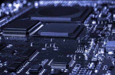 Bilgisayar donanımı ve elektronik endüstrisinin karmaşıklığını gösteren karmaşık devre kartı.