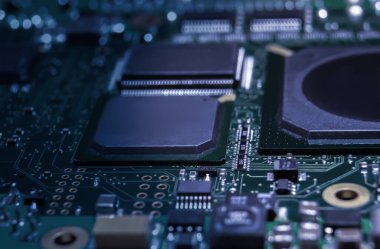 Bilgisayar donanımı ve elektronik endüstrisinin karmaşıklığını gösteren karmaşık devre kartı.