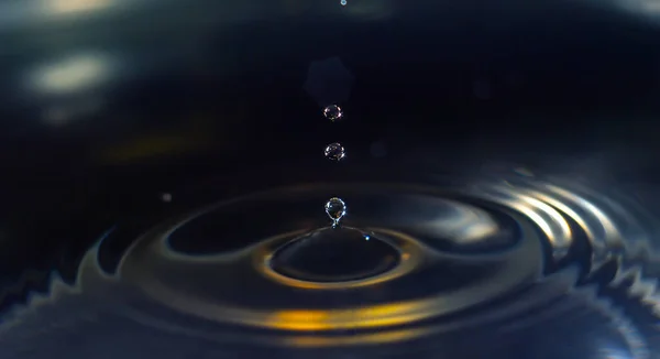 Klar Aqua Vatten Droppe Stänk Koncentriska Cirklar Fånga Uppfriskande Renhet — Stockfoto