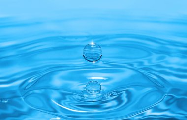 Su damlacığını temizleyin. Eş merkezli çemberlere sıçratın. Tazeleyici saflığı yakalayın..