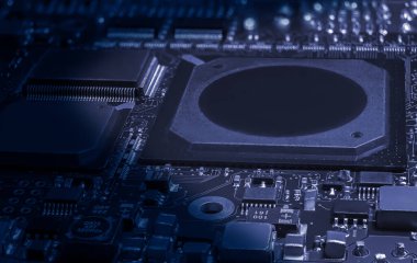 Bilgisayar donanımı ve elektronik endüstrisinin karmaşıklığını gösteren karmaşık devre kartı.