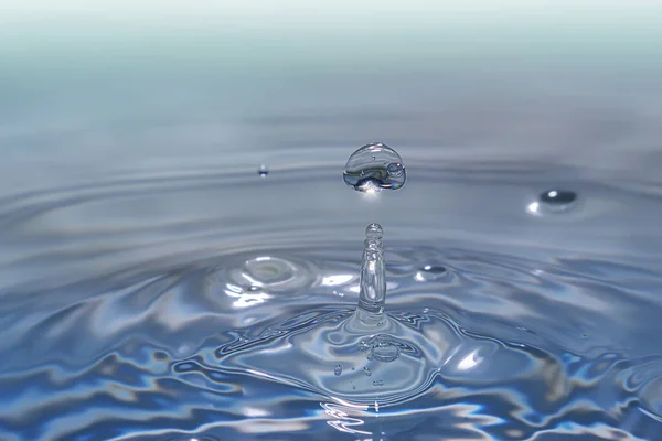 Przezroczysta Kropelka Wody Wodnej Rozpryskująca Się Koncentrycznych Kręgach Uchwycająca Orzeźwiającą — Zdjęcie stockowe