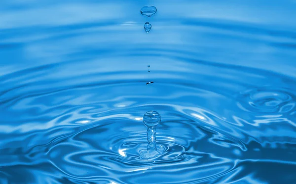 Limpar Gotas Água Aqua Espirrando Círculos Concêntricos Capturando Pureza Refrescante — Fotografia de Stock