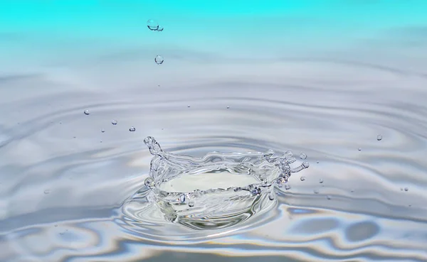 Капля Прозрачной Воды Брызгает Концентрических Кругах Сохраняя Освежающую Чистоту — стоковое фото