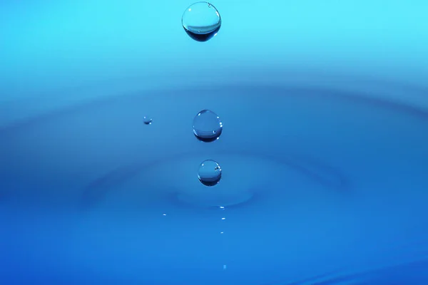 Gotita Agua Acuática Clara Salpicando Círculos Concéntricos Capturando Una Pureza —  Fotos de Stock
