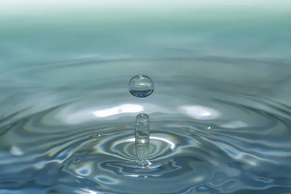 Heldere Waterdruppel Concentrische Cirkels Die Verfrissende Zuiverheid Opvangt — Stockfoto