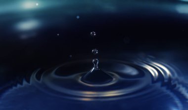 Su damlacığını temizleyin. Eş merkezli çemberlere sıçratın. Tazeleyici saflığı yakalayın..