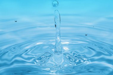 Su damlacığını temizleyin. Eş merkezli çemberlere sıçratın. Tazeleyici saflığı yakalayın..