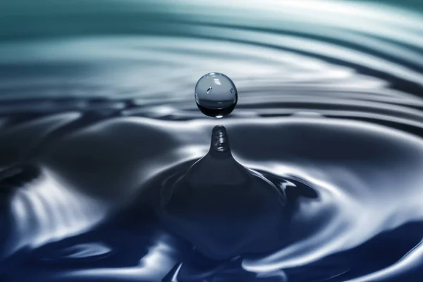 Διαυγές Σταγονόμετρο Νερού Aqua Πιτσιλίζει Ομόκεντρους Κύκλους Συλλαμβάνοντας Αναζωογονητική Καθαρότητα — Φωτογραφία Αρχείου