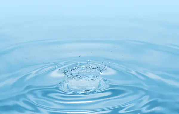 Przezroczysta Kropelka Wody Wodnej Rozpryskująca Się Koncentrycznych Kręgach Uchwycająca Orzeźwiającą — Zdjęcie stockowe