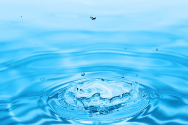 Su damlacığını temizleyin. Eş merkezli çemberlere sıçratın. Tazeleyici saflığı yakalayın..