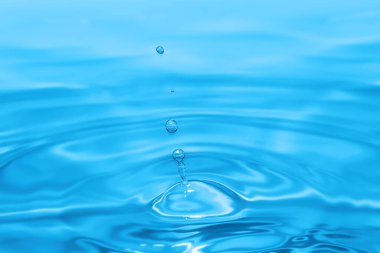 Su damlacığını temizleyin. Eş merkezli çemberlere sıçratın. Tazeleyici saflığı yakalayın..