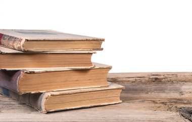 Beyaz arka planda izole edilmiş eski ahşap yüzey kitapları