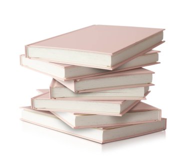 Beyaz arkaplanda izole kitap yığını