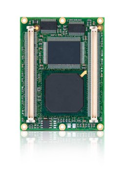 Gömülü CPU modülünün entegre çipleri ve konnektörleriyle yakın plan görüntüsü, yansıması olan beyaz bir arkaplanda izole edilmiş..