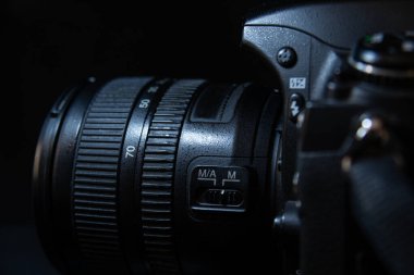 Siyah Dijital Kamera Mercekleri ve DSLR Kamerası Karanlık Arkaplanda Yaklaş