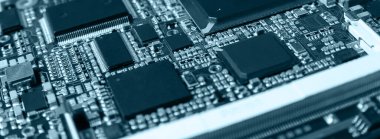 Modern teknoloji ve donanımı temsil eden mikroçipler, rezistanslar ve diğer bileşenlerin yer aldığı elektronik devre kartının ayrıntılı olarak kapatılması.