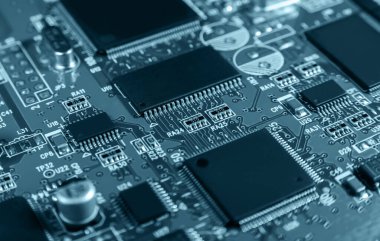 Modern teknoloji ve donanımı temsil eden mikroçipler, rezistanslar ve diğer bileşenlerin yer aldığı elektronik devre kartının ayrıntılı olarak kapatılması.